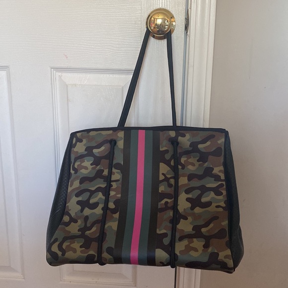 PreneLove Large Tote with Change purse EUC Camouflage Spacious Bag - Picture 2 of 9